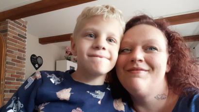 Bild: Stephanie Becher/exb
Wegen Spastiken in den Armen und Beinen ist der sechsjährige Leon aus Kulmain auf den Rollstuhl angewiesen. Im Juni soll er in Spanien operiert werden. Der Verein "Sonnenblicke Nordoberpfalz" bittet Hilfe.