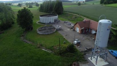 Bild: bey
Bei der Ertüchtigung der Kläranlage bleibt nur das Betriebsgebäude (rechts) erhalten. Der Tropfkörper und das Nachklärbecken werden verschwinden und durch ein neues Belebungs- und ein Nachklärbecken ersetzt. Insgesamt 5.250.000 Euro plant der Markt Eslarn für dieses und nächstes Jahr für dann größte gemeindliche Baumaßnahme ein.