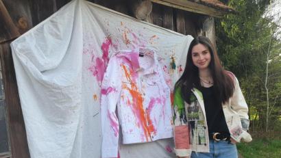 Bild: Peggy Biczysko/fph
Hannah Gottsmann ist in vielen Bereichen kreativ und wurde 2020 zur Meisterschülerin ernannt. Mal mit Farbspritzern, mal mit Gemälden, Texten oder Fotos: Die Künstlerin designt auf Wunsch ihrer Kunden Jacken, die gefragt sind..