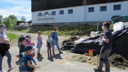 Bild: Städtisches Kinderhaus Waldsassen/exb
Die Kinder mit ihren Betreuerinnen auf dem Hof von Milchbauer Michael Richtmann in Kondrau.