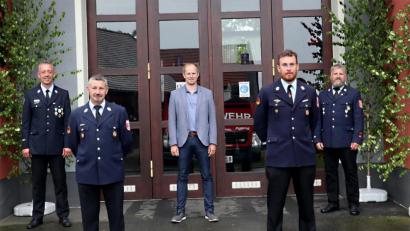 Bild: Heinrich Werner / exb
Kommandantenwahl bei der Feuerwehr Saltendorf. Das Bild zeigt (von links) Kreibrandmeister Dieter Schweiger, Kommandant Markus Frey, Bürgermeister Konrad Kiener, stellvertretenden Kommandanten Stefan Mutzbauer sowie Ralph Bogner.