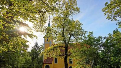 Bild: sche
Die Johannisbergkirche im Freudenberg steht beim Johannisbergfest im Mittelpunkt. Wegen der durch die Corona-Pandemie bedingten Auflagen kann auch heuer der weltliche Teil des beliebten Festes an Johanni nicht stattfinden.