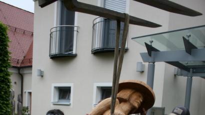 Bild: hut
Die Holzfigur "Eva" von Künstlerin Martina Kreitmeier kommt in Eschenbach an.