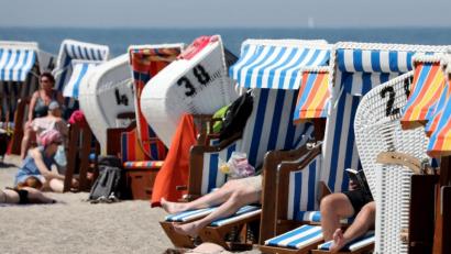 Grafik: Bernd Wüstneck
Die bundesweite Sieben-Tage-Inzidenz ist derweil so gering wie seit Monaten nicht, der Tourismus beginnt wieder.