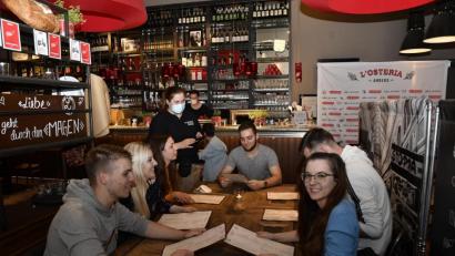 Bild: Petra Hartl
In die L’Osteria kehrte am Montag auch des Innenleben zurück. Chef Matthias Seliger war auf die Lockerungen vorbereitet, weil er darauf spekulierte.