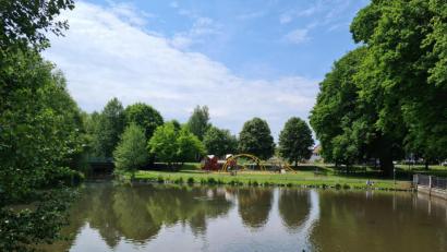 Bild: sne
Der Grafenwöhrer Stadtweiher ist auch ohne Springbrunnen eine Augenweide. Und doch fehlt etwas ohne das Wasserspiel. Nun soll es erneuert werden.