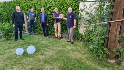 Bild: Gottfried Haas/exb
Sektions-Vorsitzender Gottfried Haas freute sich über den Defibrillator für die Karlsbader Hütte, den Hermann Krisch von Meditec in Marktredwitz (von rechts) übergab. Mit im Bild: Michael Wegener, Andreas Stock und Konrad Zant (von links).