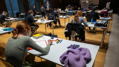 Symbolbild: Peter Kneffel/dpa
War das Mathe-Abi heuer zu schwer? Nein, sagt das Ministerium.