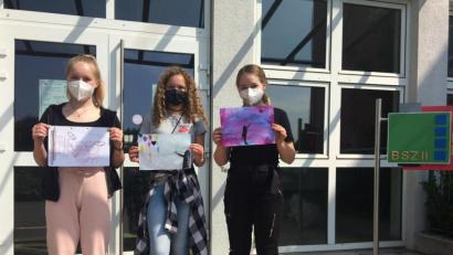 Bild: Elke Spitaler/exb
Drei Künstlerinnen aus der Klasse 7c präsentieren ihre "Banksy"-Nachempfindungen (von links): Emma Woehrl, Tamia Angermann und Chiara Bauer.