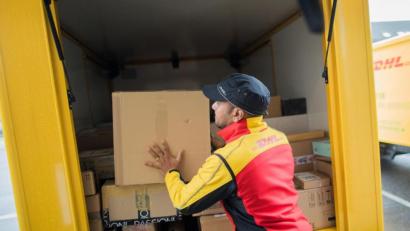 Symbolbild: Rolf Vennenbernd/dpa
Ob es sich bei dem Paketzusteller in Velden - wie hier auf dem Symbolbild - um einen DHL-Angestellten handelt, ist unklar, dennoch: In Velden ist ein Paketzusteller mit seinem Transporter weggerollt und gegen eine Hauswand gekracht.