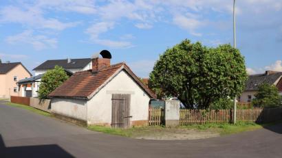 Bild: flt
Die Neugestaltung der Umgebung des Backofens in Schönkirch nimmt die Dorfgemeinschaft in Angriff. Begonnen wird mit der Errichtung eines Stromanschlusses.
