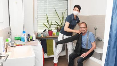 Bild: Gabi Schönberger
Andreas Pilz und Sabine Schwanitz, eine seiner Pflegerinnen von der Ambulanten Krankenpflege der katholischen Kirchenstiftung St. Georg Neustadt/WN. Der 71-Jährige hatte vor acht Jahren einen Schlaganfall.