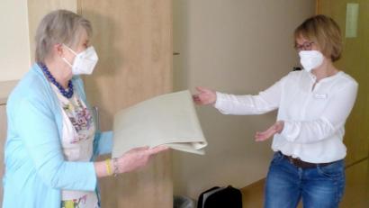 Bild: fsb
Übergabe der gespendeten Funksensormatten durch Dr. Renate Freuding-Spintler (links) an die Hospizleiterin Susanne Wagner