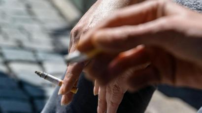 Bild: Armin Weigel/dpa
Raucher halten eine brennende Zigarette in der Hand.