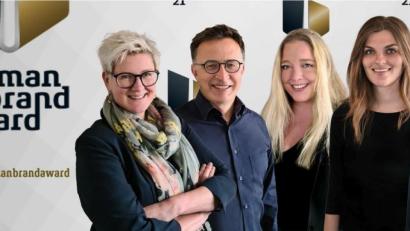 Bild: Landratsamt Wunsiedel/exb
Auf dem Bild sind zu sehen von links nach rechts: Anke Rieß-Fähnrich (Medienbeauftragte), Thomas Edelmann (Leiter der Kreisentwicklung), Katharina Hupfer (Projektmanagement Kampagne #freiraumfürmacher), Cosima Benker (Projektmanagement Kampagne #freiraumfürmacher) und Landrat Peter Berek.