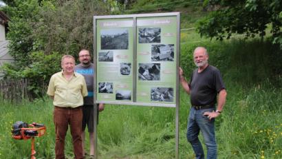 Bild: Ulrich Wohlgemuth
Projektverantwortlicher Ulrich Wohlgemuth (rechts), Layouter Franz Baumer (links) und Markus Forster, der die Edelstahlkonstruktion konzipiert hat, präsentieren die zwei Informationstafeln zur „Bubenlohe“.