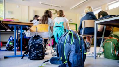 Bild: Christoph Soeder/dpa
In den Schulen soll im Regelbetrieb unterrichtet werden - unabhängig davon, ob Schülerinnen und Schüler geimpft sind oder nicht.