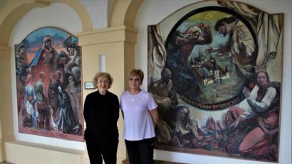Bild: gjb
Alena Kovaříková bedankt sich bei Marcela Brabačová (rechts) für die finanzielle Hilfe.