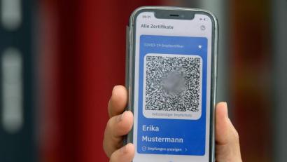 Bild: Soeren Stache
Den digitalen Nachweis soll man sich künftig direkt in Praxen oder Impfzentren erstellen lassen und dann per Smartphone nutzen können. Foto: Soeren Stache/dpa