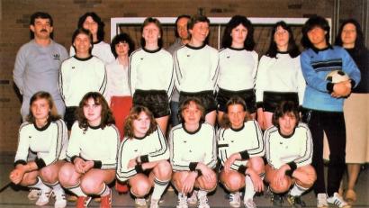 Archivbild: tra
Dieses Team sicherte sich vor 40 Jahren die Oberpfalzmeisterschaft: Stehend v.li.: Trainer Lothar Lehner, Pia Staufer, Regina Fleischmann, Waltraud Seitz, Elke Holler, Torwarttrainer Willi Breitkopf, Ilonka Keilholz, Aurelia Reindl, Inge Kotzbauer, Michaela Breitkopf, Betreuerin Angelika Reindl. Knieend v.li.: Petra Faulhaber, Maria Wüst, Claudia Wüst, Maria Hauer, Andrea Breitkopf, Anita Partsch