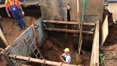 Bild: Gabi Schönberger
Noch mehre Stunden wird die Reparatur eines Rohrbruchs der Trinkwasserleitung in Neunkirchen dauern. Die Arbeiter der Stadtwerke müssen tief graben, um an richtige Stelle zu kommen.