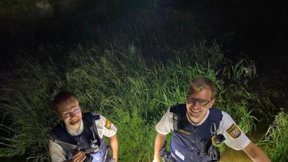 Bild: Polizei Weiden
Dass die Polizei nicht nur die Ärmel hochkrempelt, sondern auch die Hosenbeine, wenn es darauf ankommt, bewiesen zwei Beamte der Verkehrspolizei Weiden Donnerstagnacht bei einer Vermisstensuche mit glücklichem Ausgang.