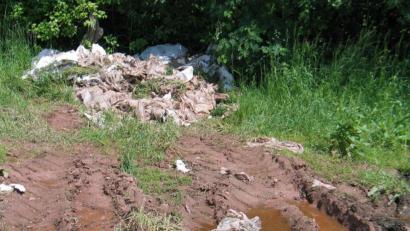 Bild: bkr
Silofolien liegen schon seit längerer Zeit bei Lenau. Im April lagen sie am Rande eines Ackers, inzwischen wurden sie auf die andere Seite in eine Hecke verlagert.
