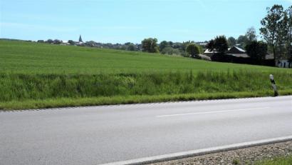 Bild: sche
Das ist das Planungsgebiet mit einer Fläche von etwa 3,8 Hektar für eine Freiflächenphotovoltaikanlage nahe der Kreisstraße (im Vordergrund) bei der Ortschaft Greßmühle.