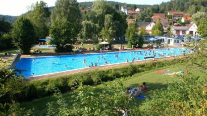 Bild: sre
Das Hygienekonzept gibt eine Obergrenze von 250 Personen vor, die sich gleichzeitig im Freibad Etzelwang aufhalten dürfen.