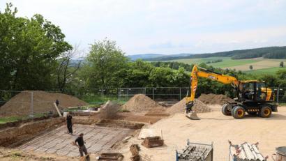 Bild: akp
Die Arbeiten am Fundament des Antennenfunkmastes haben begonnen. Die Gemeinde Gleiritsch verspricht sich hiervon Vorteile, da die Mobilfunkanbindung erheblich verbessert wird.