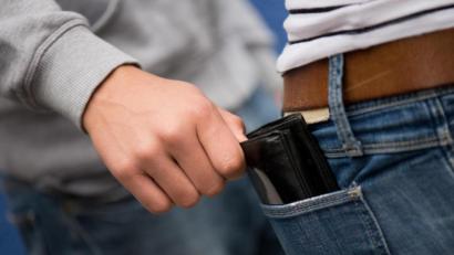 Symbolbild:  Arno Burgi/dpa
In Hohenstadt (Pommelsbrunn) ist eine Seniorin Opfer eines Taschendiebs geworden.