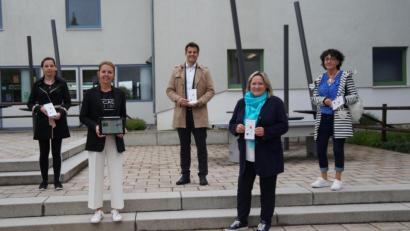 Bild: wel
Rektorin Christine Schneider (Zweite von rechts) überreicht den Flyer mit dem von Konrektorin Stefanie Hauser (Zweite von links) entwickelten Konzept für die Offene Ganztagsschule an (hinten, von links) Margit Boch (Stadtmarketing), Bürgermeister Rudolf Teplitzky und Fördervereins-Vertreterin Lydia Eckert.