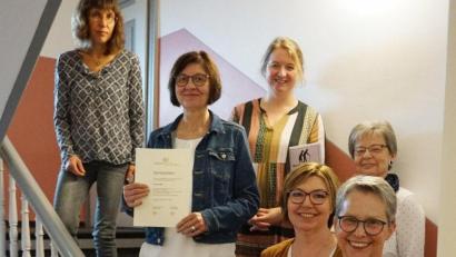 Bild: Julia Wiesend, Donum Vitae/exb 
Bei Donum Vitae standen Ehrungen an (von links): Ute Schieder (Leiterin der Beratungsstellen), Michaela Mußemann (Bevollmächtigte), Sieglinde Biller (20 Jahre), Stephanie Bogner (15 Jahre), Gudrun Zilch (20 Jahre), Cornelia Rubenbauer-Pickl (20 Jahre), Sonja Keßler (15 Jahre).