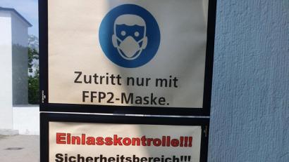 Bild: Hösamer
Das Schwandorfer Amtsgericht – hier die Eingangstür – darf nur mit FFP-2-Maske betreten werden. Eine Ausnahme machte Amtsgerichtsdirektorin Petra Froschauer auch nicht für einen Arzt, der ein Attest vorlegte. Der Mediziner hatte Einspruch gegen ein Bußgeld eingelegt.