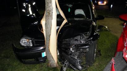 Bild: dob
Die abendliche Tour mit quietschenden Reifen und hochtourigem Anfahren ging diesmal an der Stadthalle nicht gut aus. 2 der 3 Insassen wurden verletzt. Die Autofahrerin rammte einen geparkten Skoda und krachte selbst noch an einen Baum.
