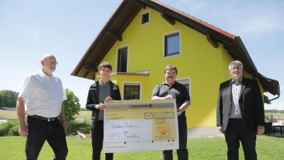 Bild: Wolfgang Steinbacher
SFU-Vorsitzender Georg Erras (von links) und der junge Sebastian freuten sich über die 5000-Euro-Spende, die BFV-Kreisvorsitzender Albert Kellner und Bezirksvorsitzender Thomas Graml übergaben.