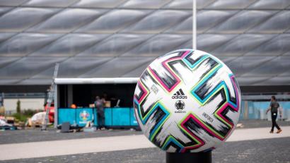 Bild: Sven Hoppe
Ein überdimensionaler offizieller Spielball "Uniforia" der EURO 2020 ist vor der Fußball-Arena in München aufgestellt. Hier finden die ersten drei Spiele der deutschen Mannschaft statt. Bisher sind 14.000 Zuschauer zugelassen.