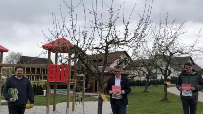Bild: Ulrike Meixner/exb 
Alexander Trinkmann, Vorsitzender des Arbeitskreises Biodiversität, Bürgermeister Martin Birner und Tobias Stibich (Bauamt, von links), am Spielplatz in Haslarn. Hier wurden die ersten Obstbäume markiert.