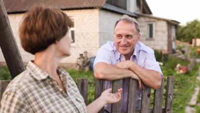 Bild: Iakov Filimonov - stock.adobe.com
Gespräche am Gartenzaun heben oft die Laune.