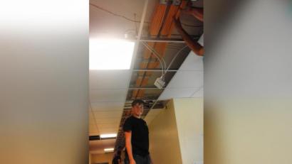 Bild: Realschule Auerbach
Um den neuen Glasfaseranschluss auch im Gebäude optimal nutzen zu können, wurden während des Schul-Lockdowns in der Realschule Auerbach insgesamt 16 Kilometer an Kabeln verlegt.