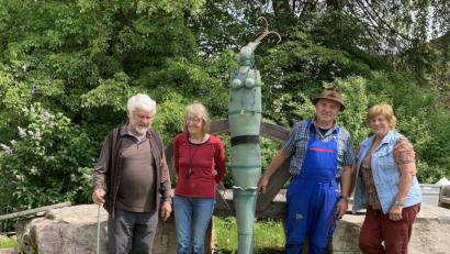 Bild: ü
Martin Kohl (von links) und Irene Schleicher präsentieren zusammen mit Josef Gradl und Margit Kohl die "Tochter des Neptun" – ein Kunstwert aus Ton.