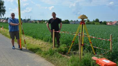 Bild: jr
Bei Mitterteich, in Richtung der Ortsverbindung nach Großbüchlberg, führten Johannes Aschenbrenner (rechts) und Johannes Menacher Messungen durch, die in eine deutschlandweite Vermessungsaktion mit einfließen.