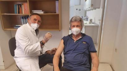 Bild: Monika Ferstl/exb
Dr. Rudolf König (links) zeigt das Bild bei der Impfung von Mitarbeiter Gottfried Rott in der betriebsärztlichen Praxis im Fliesenwerk Buchtal.