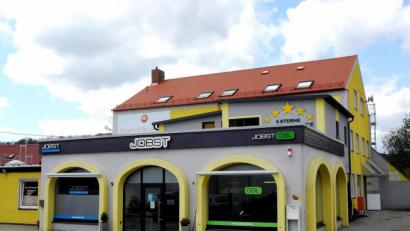 Bild: Stephan Huber
Die Firma Jobst in der Bayreuther Straße. Eigentümer Markus Jobst hat mittlerweile seine beiden Unternehmen verkauft. Jobst IT ging an Grassenhiller, Jobst Net gehört inzwischen der britischen John-Laing-Gruppe.