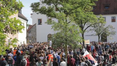 Archivbild: Wolfgang Steinbacher
Fridays for Future ist eine Umweltbewegung, die vor Corona auch in Amberg regelmäßig Demos für mehr Klimaschutz abgehalten hatte. Oberpfalz-Medien organisiert am Donnerstag, 17. Juni, eine Podiumsdiskussion, bei der Aktivisten mit Lokalpolitikern diskutieren können.