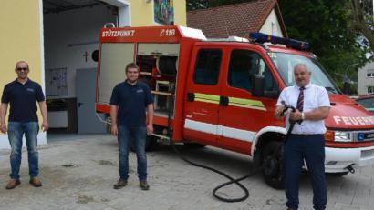 Bild: jr
Kommandant Thomas Lindner, sein Stellvertreter Tobias Kipferl und Bürgermeister Johann Burger (von links) präsentieren vor dem Gerätehaus der Feuerwehr Großensees das kürzlich erworbene gebrauchte Fahrzeug.