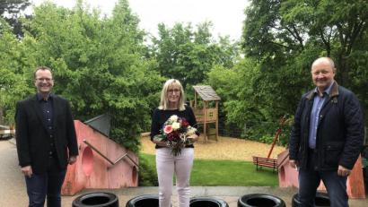 Bild: ads
Stadtpfarrer von St. Martin, Thomas Helm (links) und Peter Kehl von der Kirchenverwaltung (rechts) gratulierten der Leiterin des Kindergartens St. Martin, Annett Rodehau (Mitte), zu ihrem 25-jährigen Dienstjubiläum.