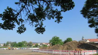 Bild: kgg
Der Festplatz an der Lämmerstraße wird schon seit geraumer Zeit als Lagerfläche für das Aushubmaterial von diversen Baustellen der Stadt Waldsassen genutzt. Dies war jetzt auch im Stadtrat ein Thema.