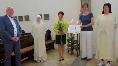 Bild: Hirsch
Die pensionierte Realschuldirektorin Marlies Hoffmann (Mitte) ist "zertifizierte Kirchenentdeckerin". Bei der Übergabe der Urkunde gratulierten Dekan Hans Amann, "Novizin" Tamara Maibauer, KEB-Bildungsreferentin Eva Bräuer und "Oberin" Leonie Franke (von links).