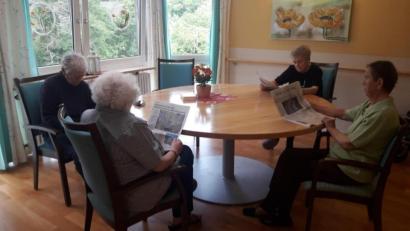Bild: Schricker/Caritas Altenheim/exb
Manche Bewohner des Caritas Altenheim in Neustadt setzen sich in Gruppen zusammen, um gemeinsam das Tagesgeschehen in der Zeitung zu lesen und zu besprechen.